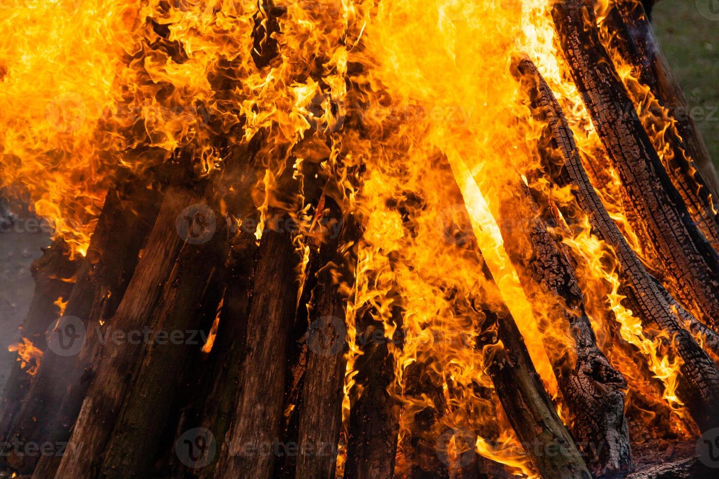 schön Feuer Flammen auf ein Lagerfeuer foto