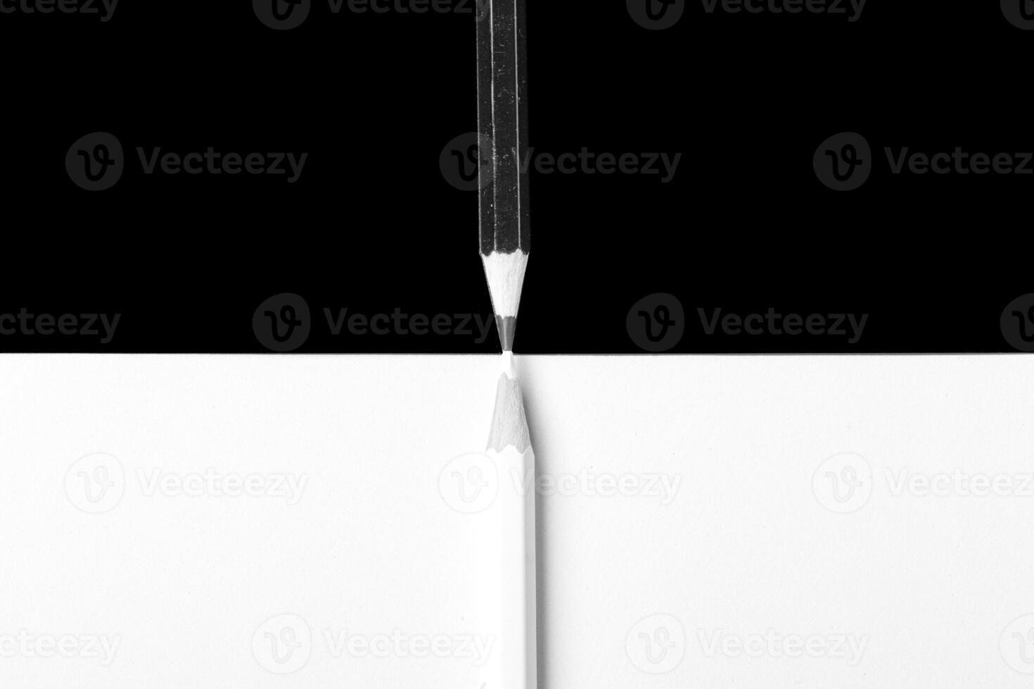 Weiß und schwarz Bleistift auf Weiß und schwarz Hintergrund foto