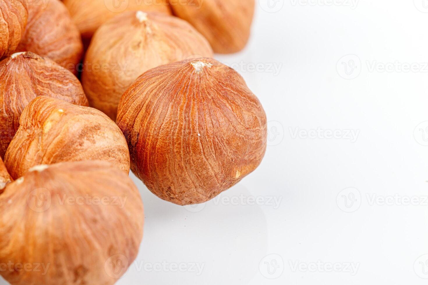 Makro Haselnüsse Nüsse auf ein Weiß Hintergrund foto