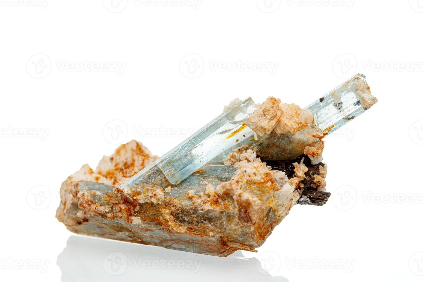Makro Mineral Stein Aquamarin auf ein Weiß Hintergrund foto