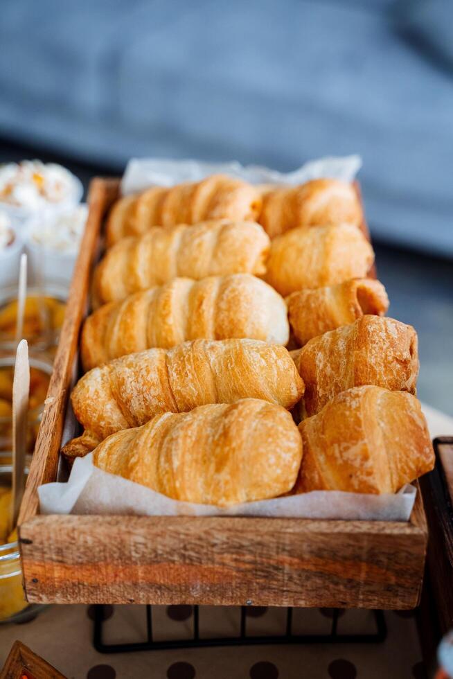 frisch Gebäck. Süss knusprig Gebäck im das Bäckerei Fenster. Croissants mit anders Füllungen. Hefe Teig Nachspeisen foto