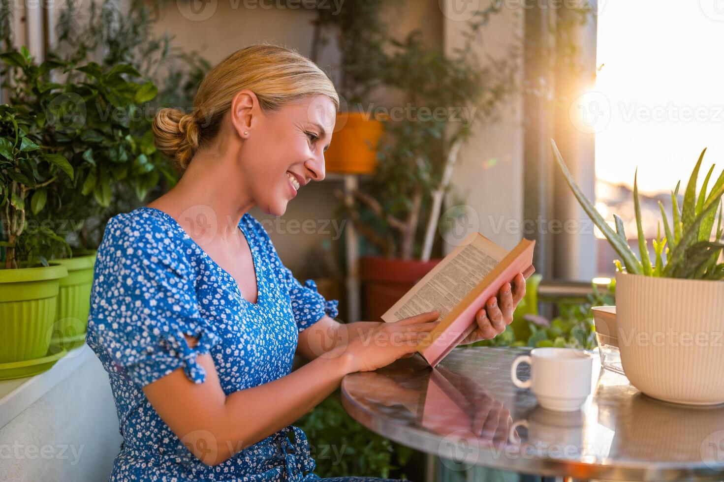 schön Frau genießt lesen Buch und Trinken Kaffee auf ihr Balkon. foto