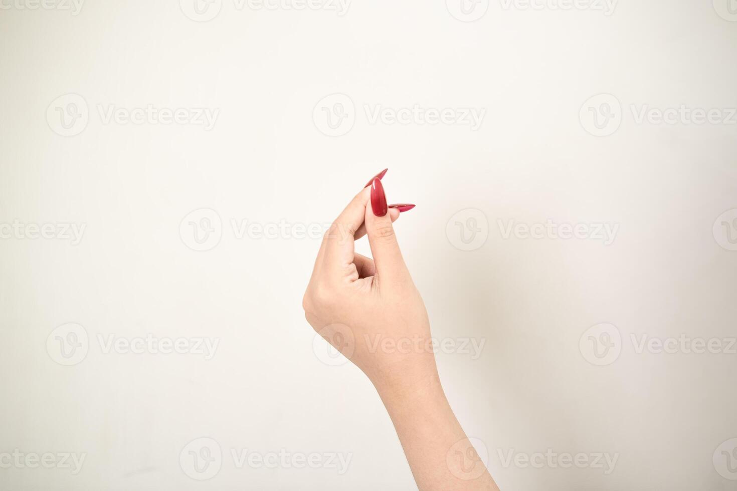 Hand verwenden Nägel Kunst zeigen beim etwas und machen ein Zeichen auf Weiß Hintergrund foto
