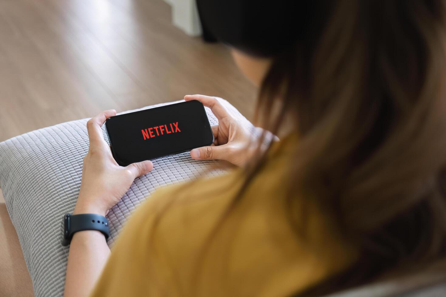 Netflix Logo auf iPhone 14 Bildschirm. Netflix ist ein International führen Abonnement Bedienung zum Aufpassen Fernseher Folgen und Filme foto