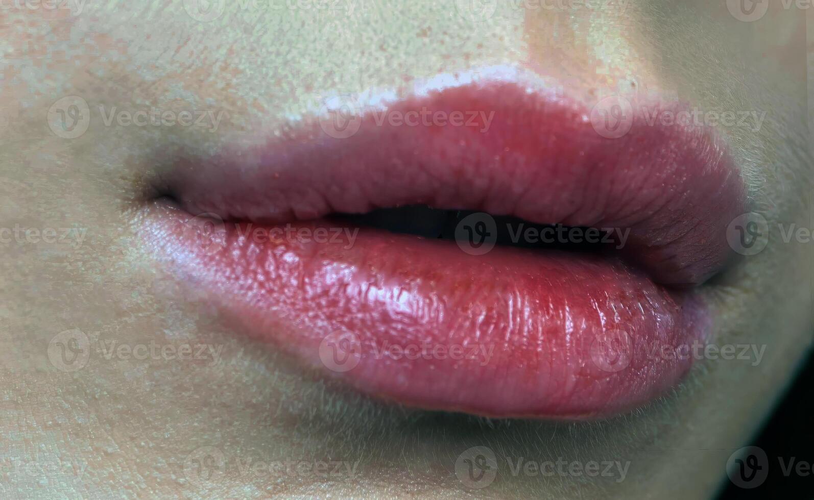 sexy Lippen schließen Aussicht Foto, weiblich Lippen mit Lippenstift Nahansicht Hintergrund, Gesicht Detail Porträt foto