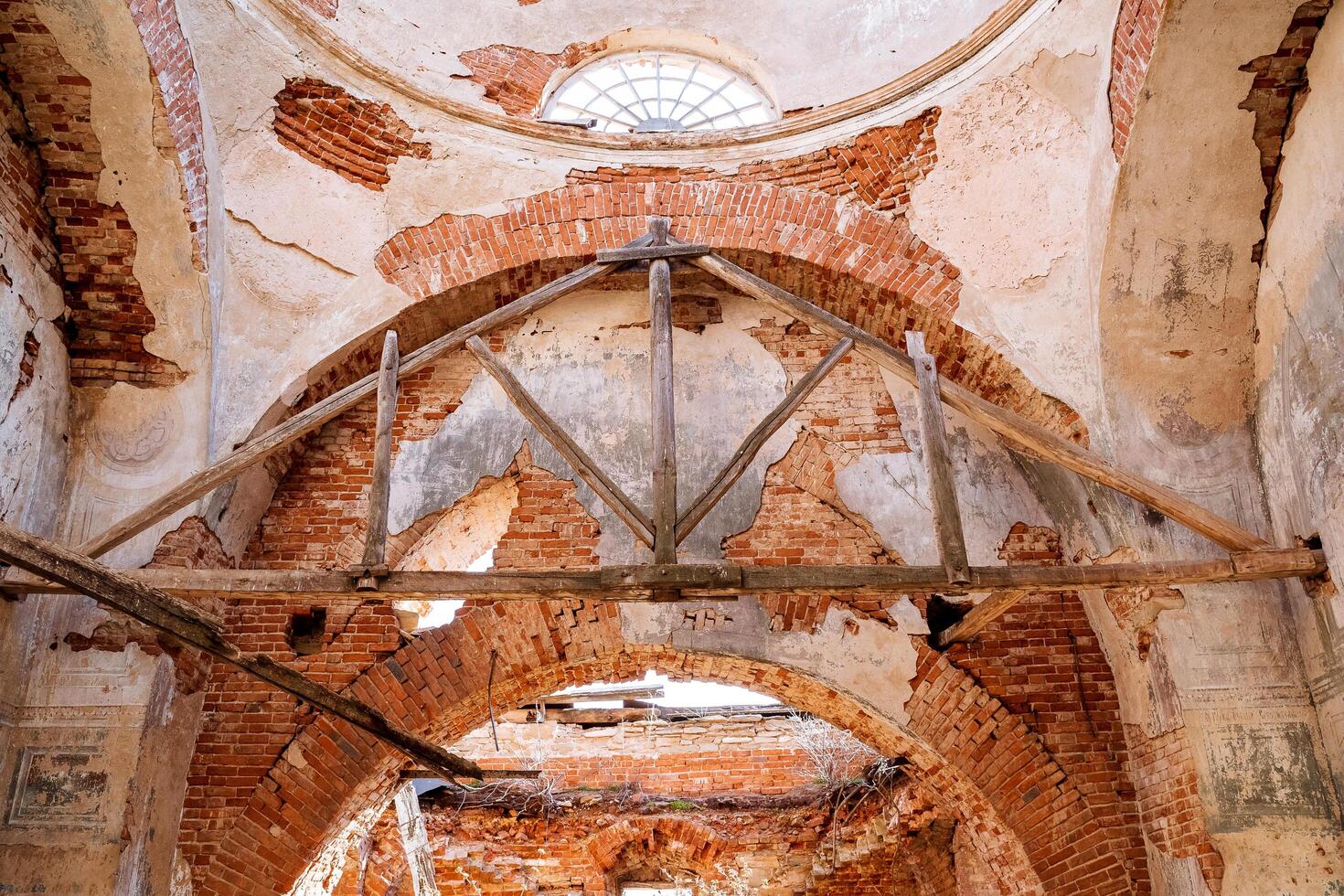 das zerstört Gewölbe von das uralt Tempel, das orthodox Kirche sind das Ruinen von das zuletzt Jahrhundert, das Innere von das Kirche Kloster, das Wände sind gemacht von rot Ziegel, das Gips hat zusammengebrochen. foto