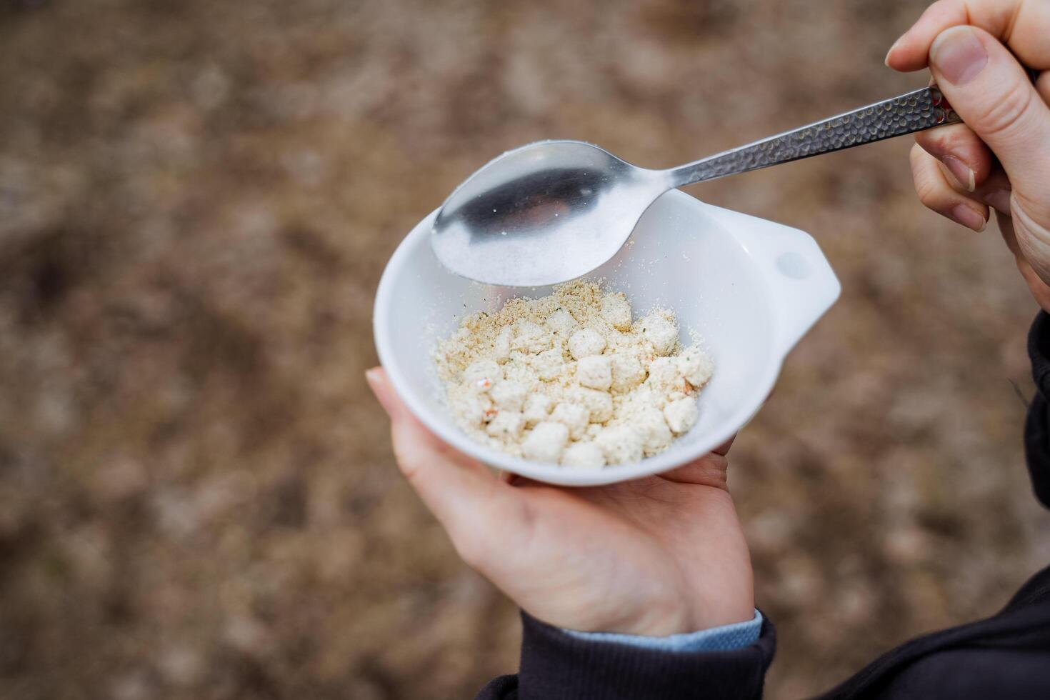 schnell Essen, trocken Verpflegung, Teller mit Essen, Metall Löffel, Cracker im ein Platte, püriert Kartoffeln. foto