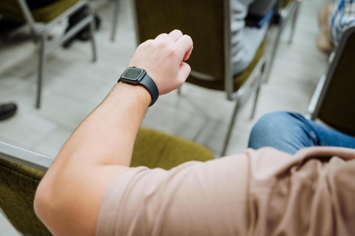 Clever Uhr zu tragen auf Ihre Arm. Handgelenk mit kabellos Uhr. elektronisch Uhr mit berühren Bildschirm. foto