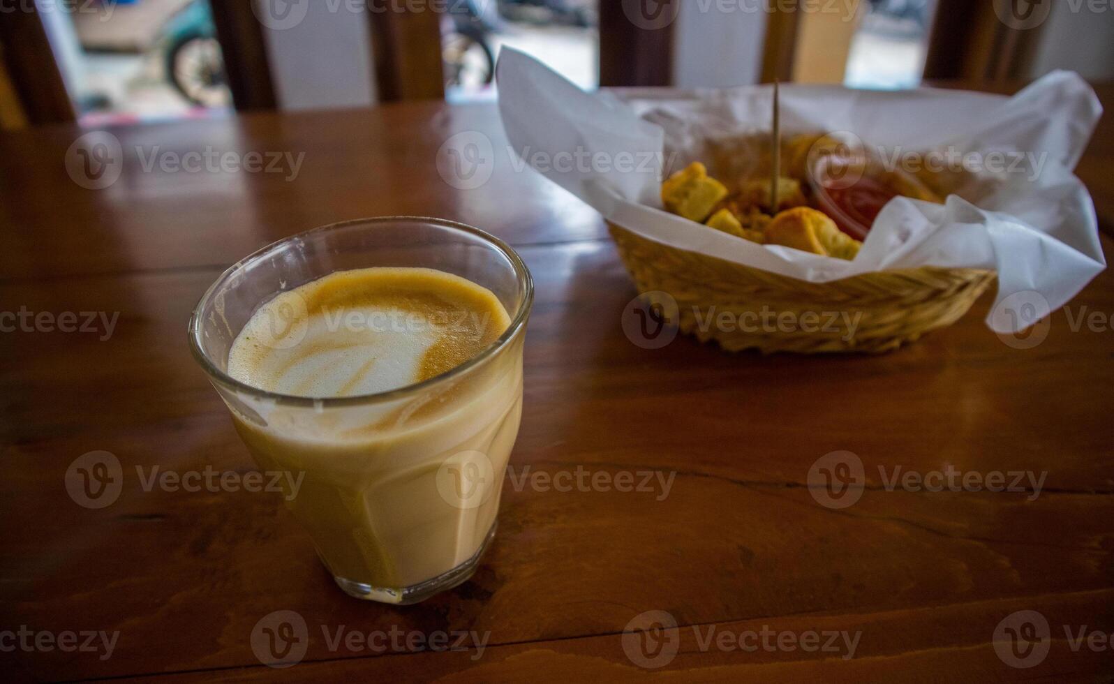 heiß Latté mit Latté Kunst im hölzern Hintergrund foto