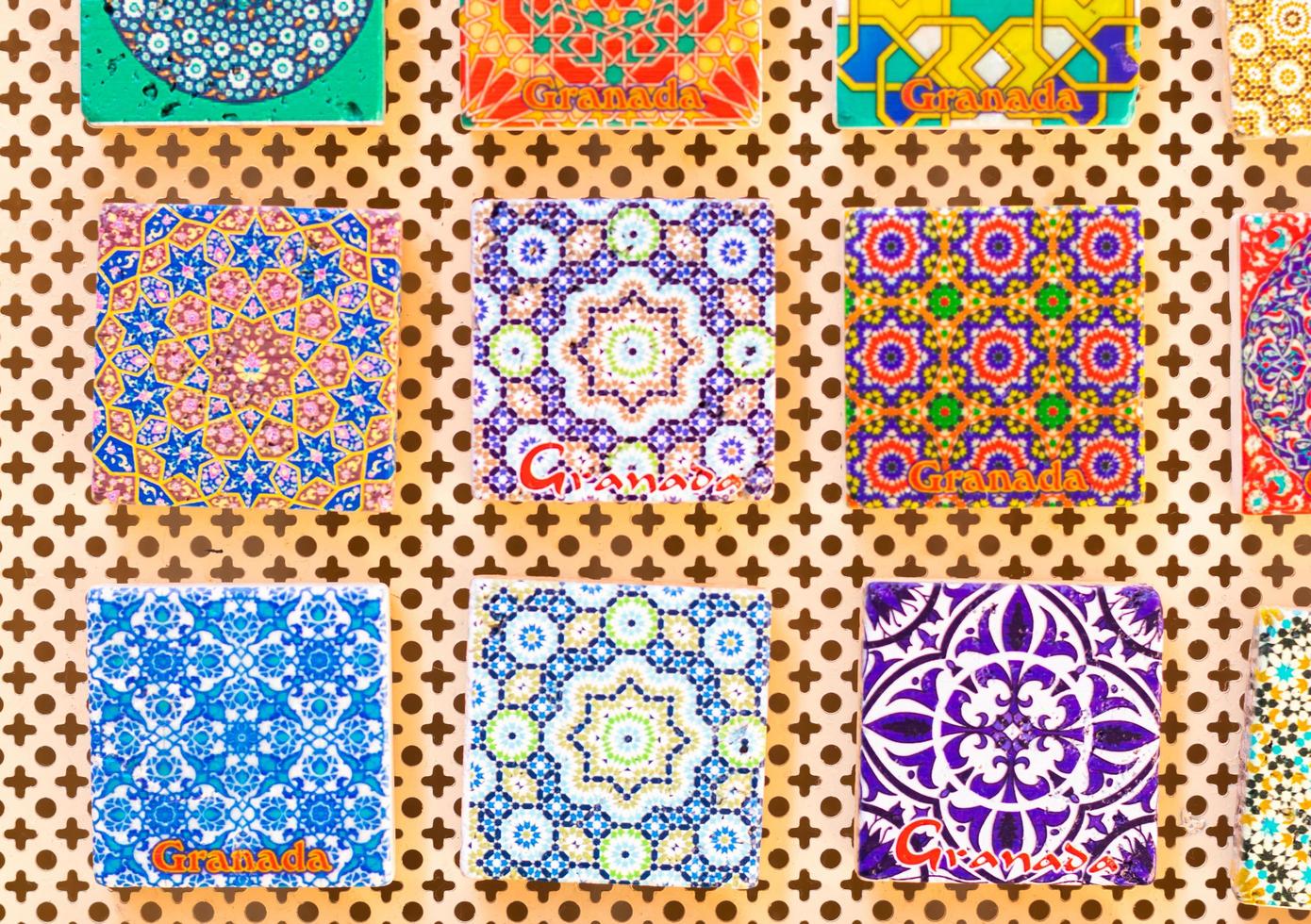 traditionelles Souvenir in Granada, Spanien. Alhambra Dekoration und Mosaik. alter muslimischer Stil foto