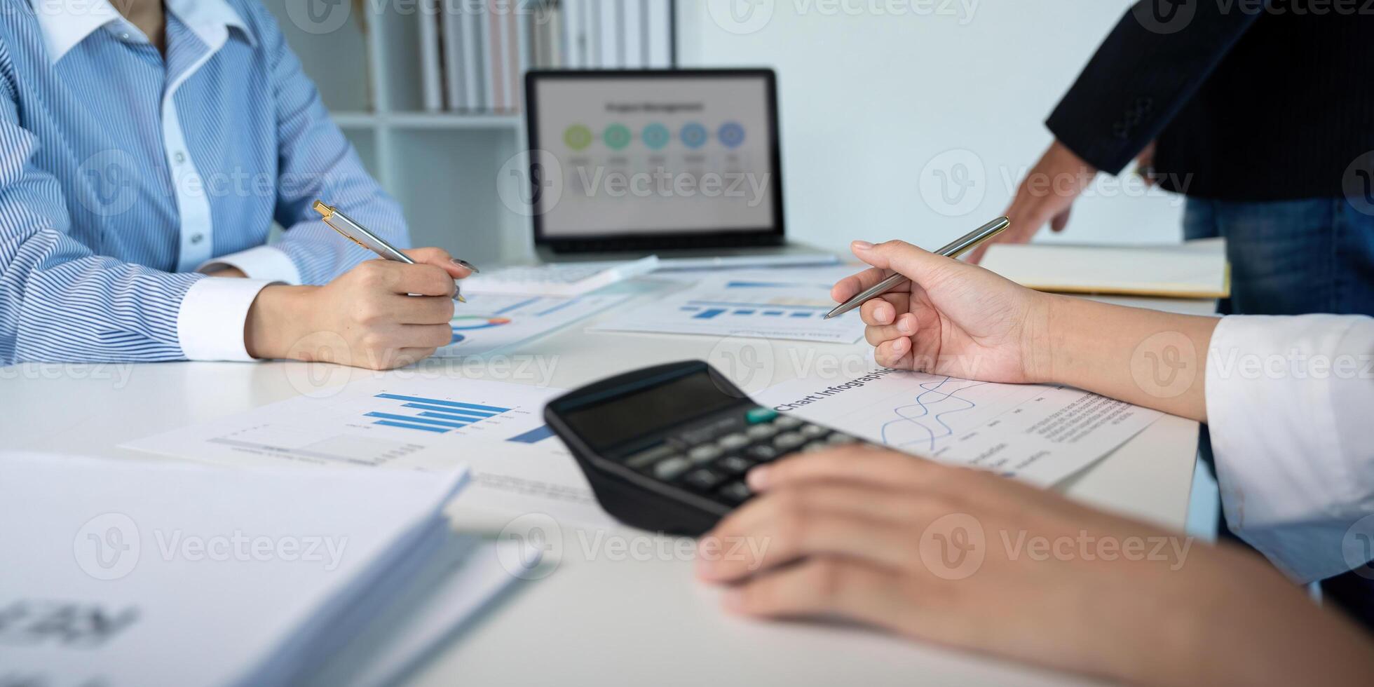 Geschäft Mannschaft Analysieren Einkommen Diagramm und Graph im Büro. schließen hoch. Geschäft Analyse und Strategie Konzept foto