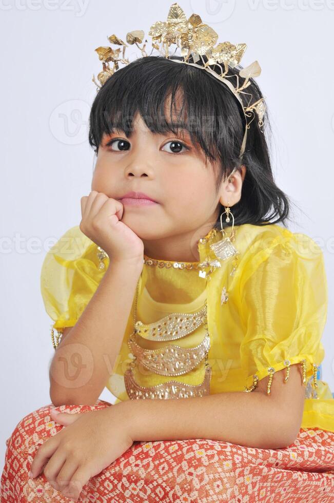 ein 10 Jahr alt indonesisch Mädchen tragen traditionell Kleider von palembang foto