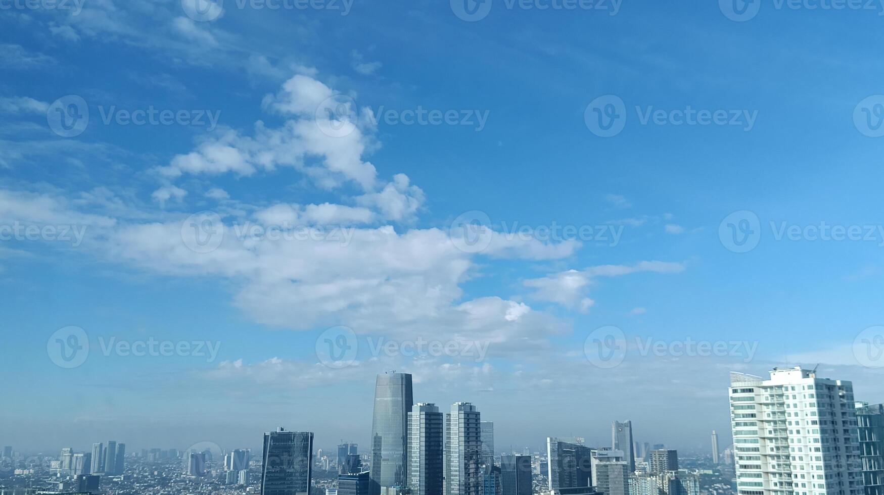 ein Landschaft von Wolkenkratzer Umarmen Morgendämmerung Licht foto