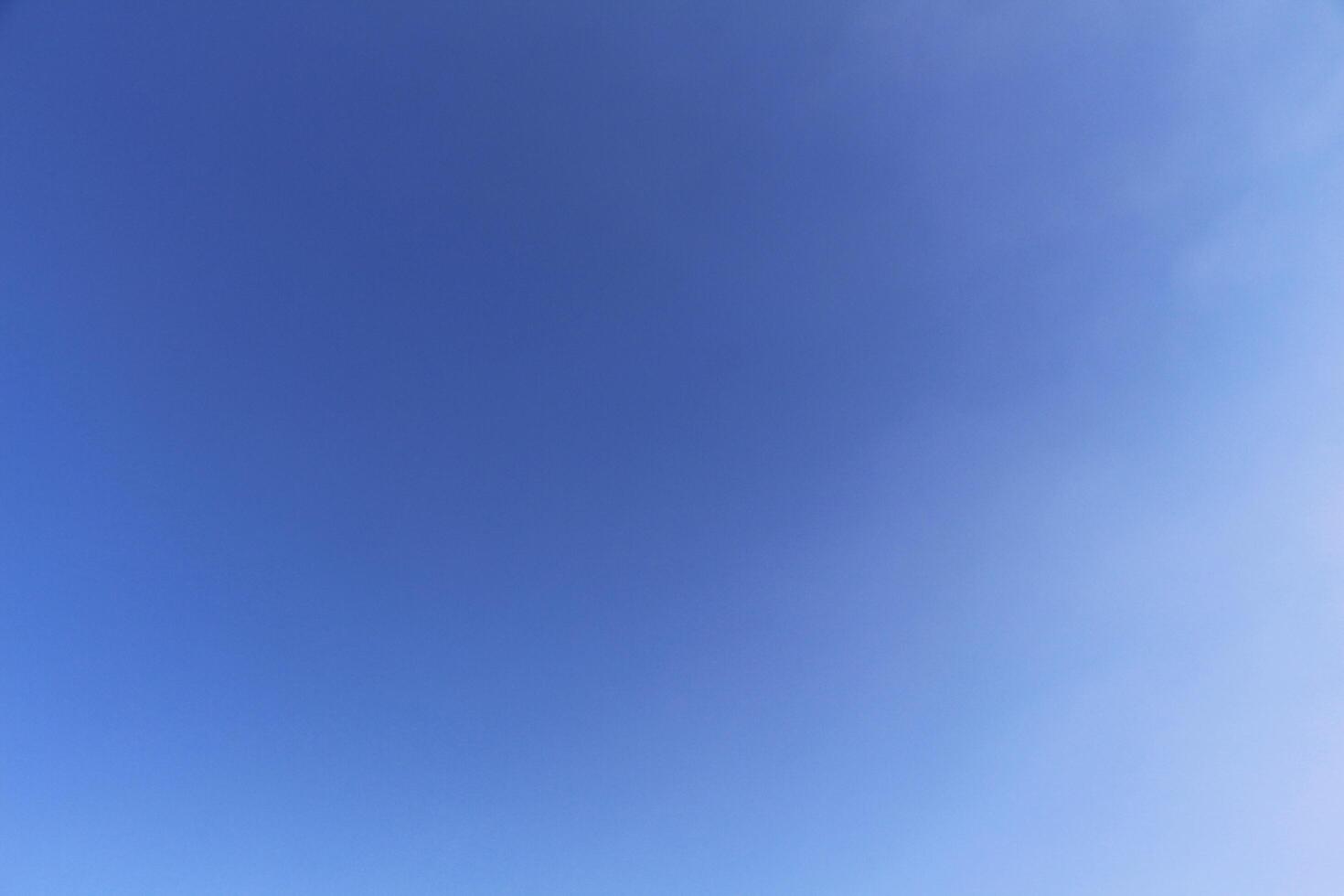 blauer Himmel mit weißen Wolken. foto