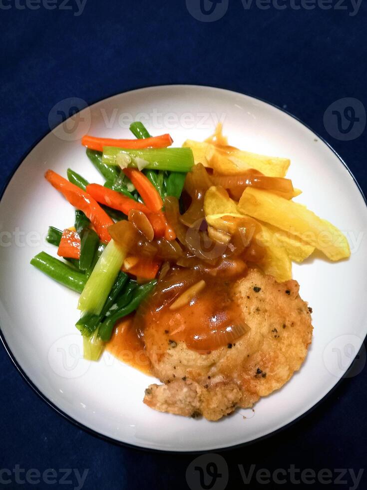 ein Teller von Salat mit würzen Dressing foto