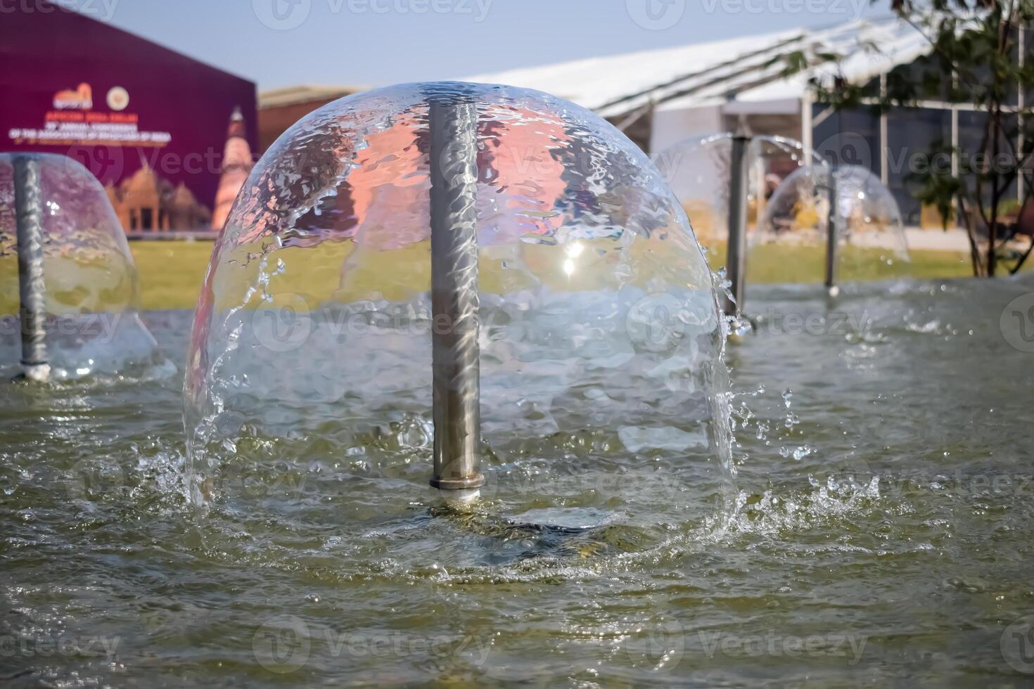 Brunnen im das Komplex von Bharat Mandapam formal bekannt wie pragati Maidan im Delhi Indien, Arbeiten Brunnen im das Bharat Mandapam Komplex, Wasser im das Brunnen, Brunnen im das Bharat Mandapam Park foto