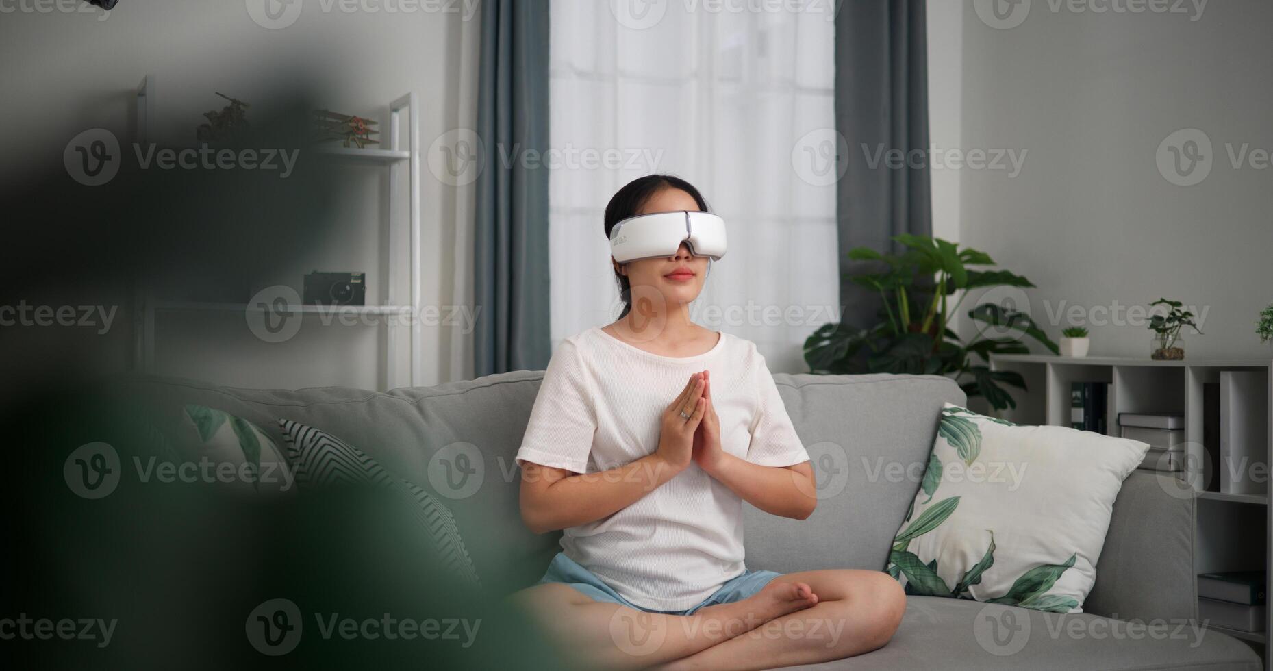 selektiv Fokus, entspannt jung Frau tragen vr Brille meditieren genießen sich ausruhen auf Sofa im Leben Zimmer beim heim, Atmung frisch Luft, foto