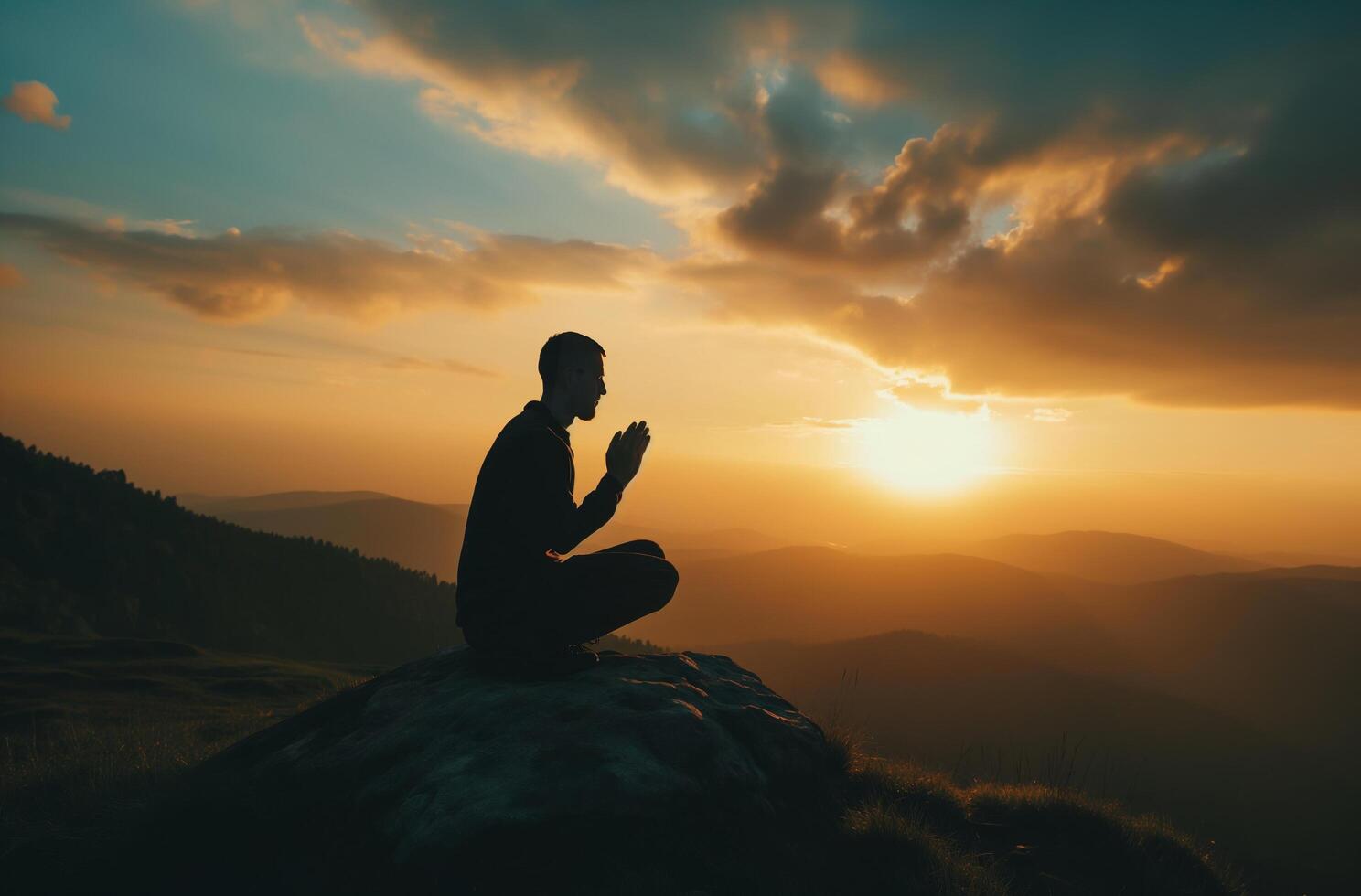 ai generiert Mann meditieren auf Berg beim Sonnenuntergang foto