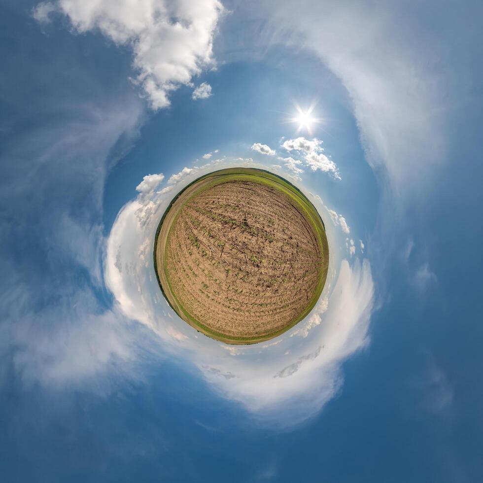 Grün winzig Planet im Abend Blau Himmel mit schön Wolken. Transformation von kugelförmig Panorama 360 Grad. kugelförmig abstrakt Antenne Sicht. Krümmung von Raum. foto