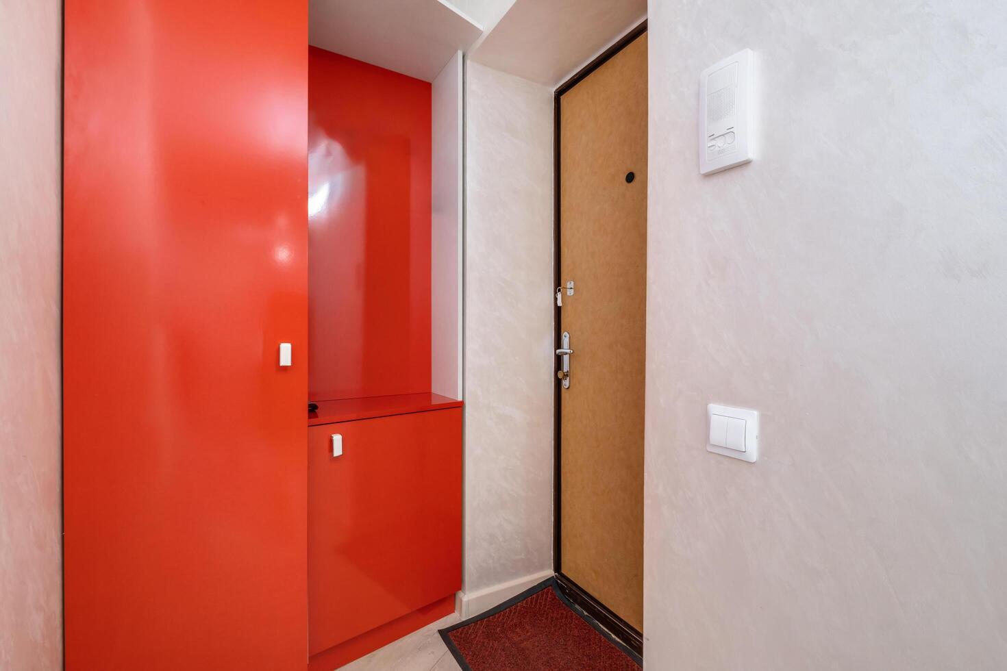 Zimmer, Halle oder Gang mit rot Möbel foto