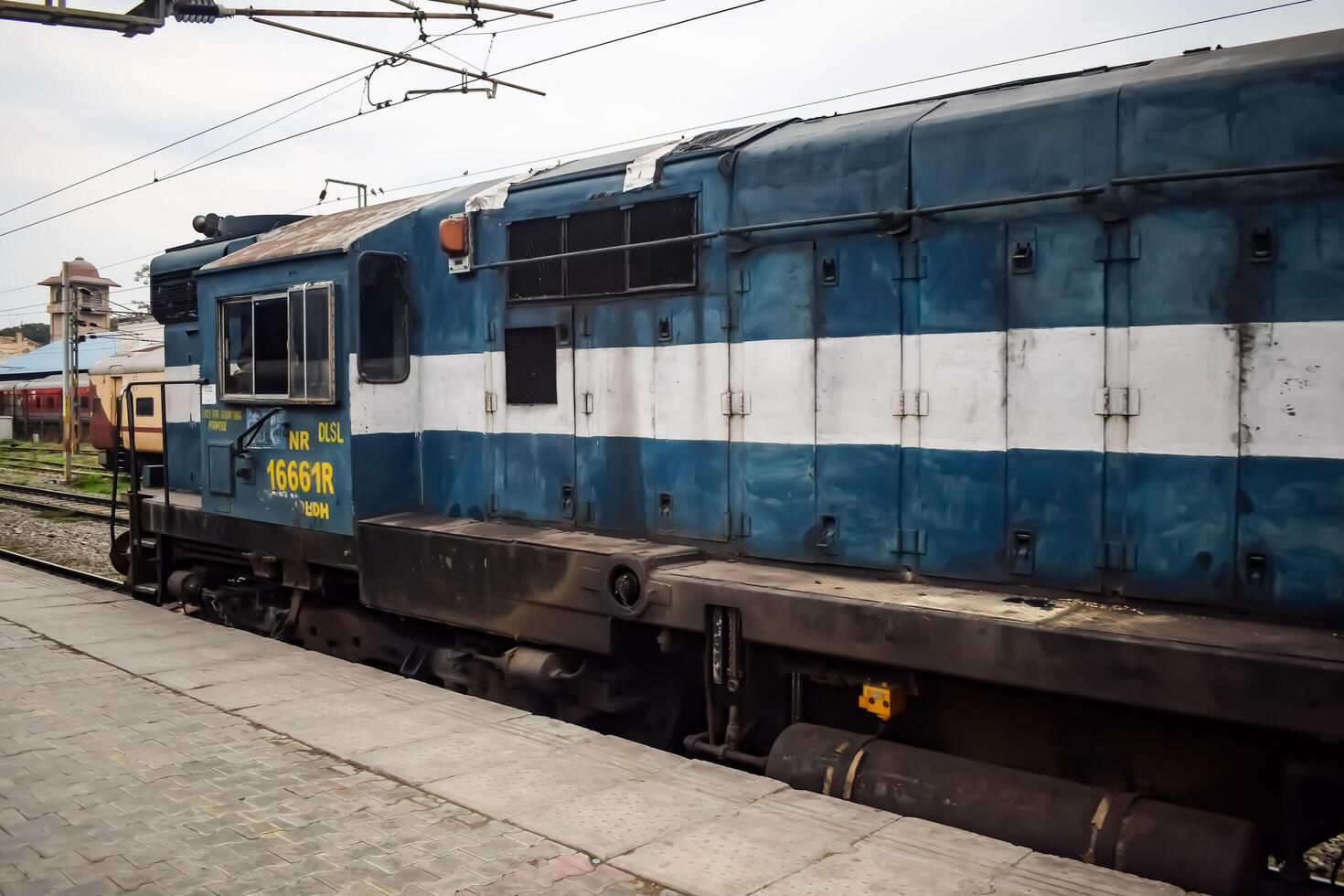 Amritsar, Indien, Februar 03 2024 - - indisch Zug elektrisch Lokomotive Motor beim Amritsar Eisenbahn Bahnhof während das Tag Zeit, Amritsar shatabdi Zug elektrisch Lokomotive Motor foto
