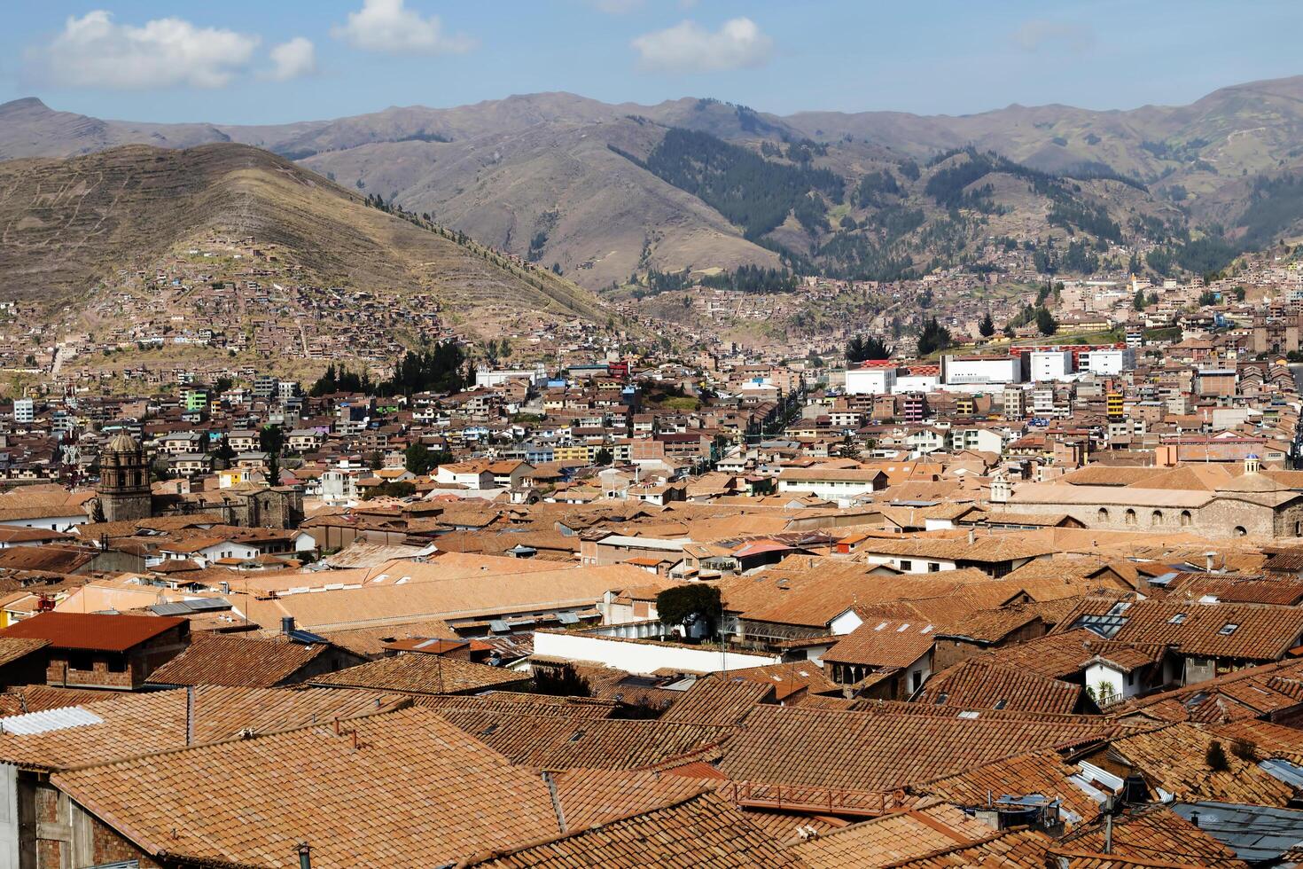 cusco, Peru, 2015 - - rot Fliese Dach Spitzen und Hügel Süd Amerika foto