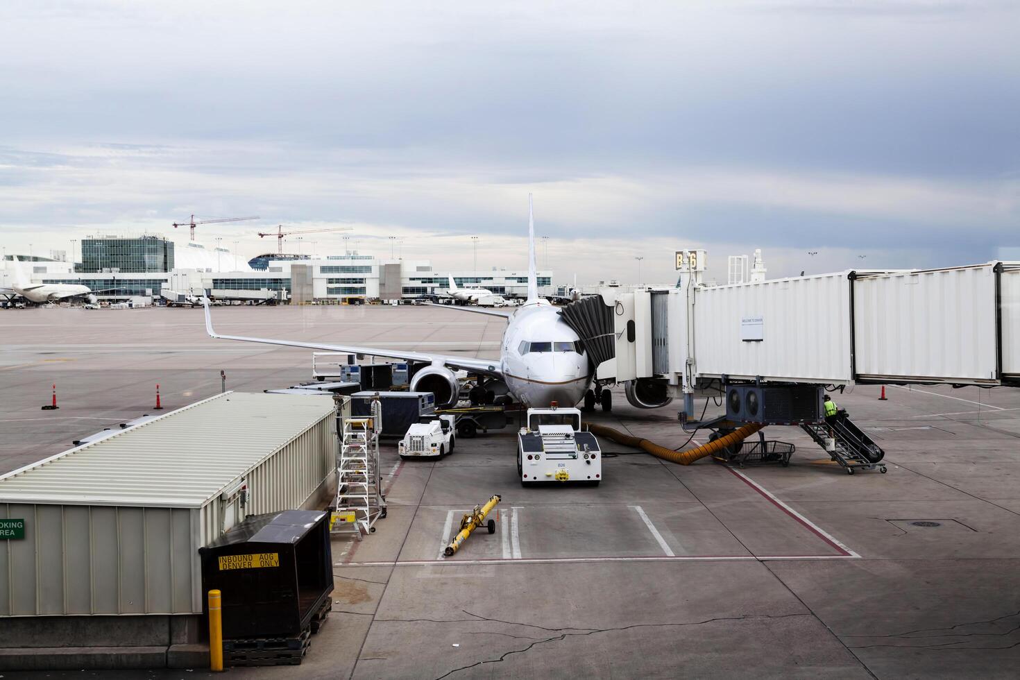 Sakrament, ca, 2014 - - kommerziell Jet Flugzeug beim Jetway Wird geladen Gepäck foto