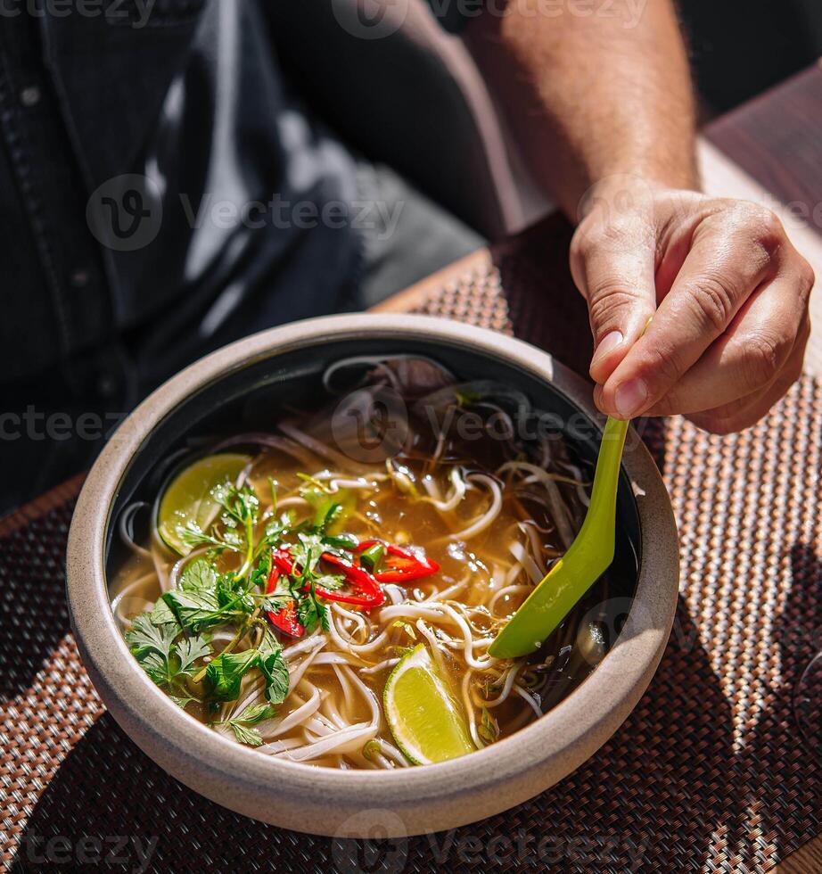 traditionell Vietnamesisch Straße Essen oben Aussicht foto