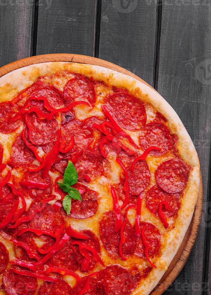 lecker Peperoni Pizza mit rot Glocke peper foto
