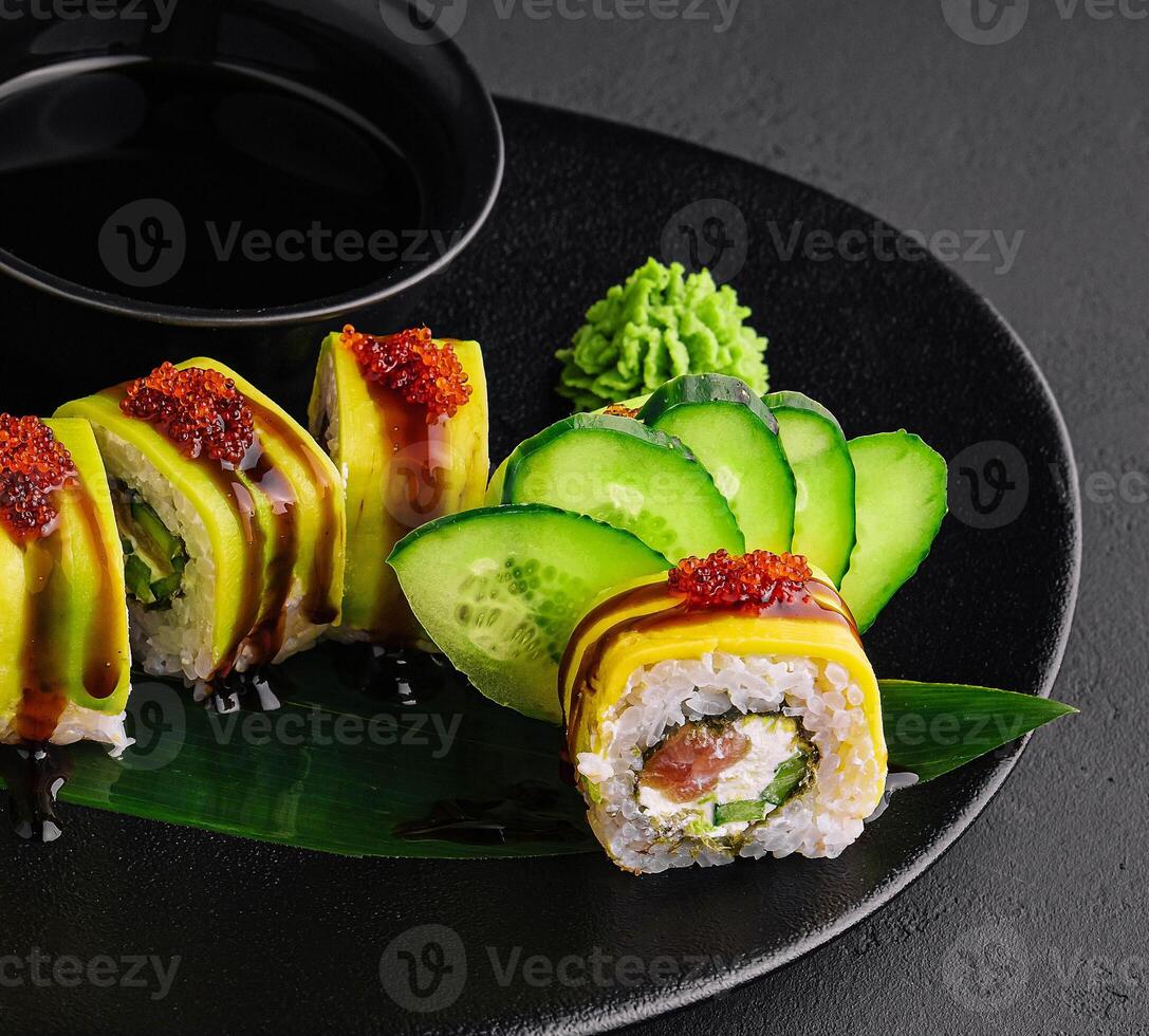 Grün Drachen Sushi rollen mit Aal, Avocado, Gurke foto