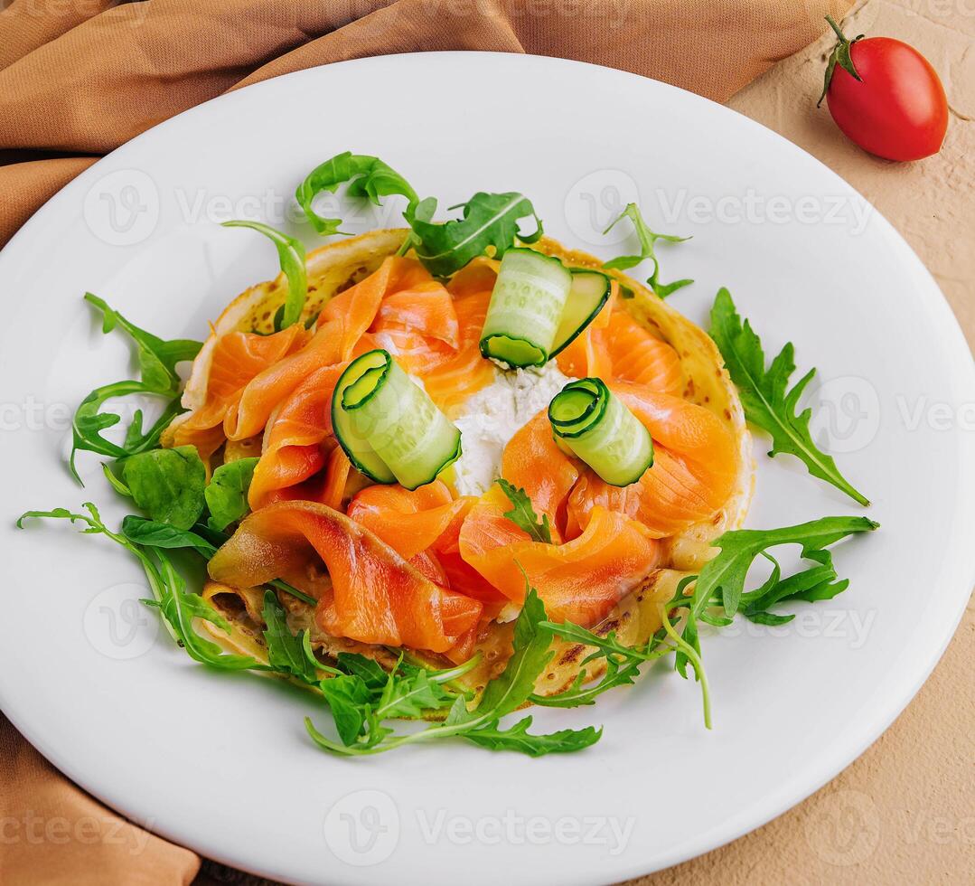 hausgemacht Pfannkuchen mit Lachs auf Teller foto