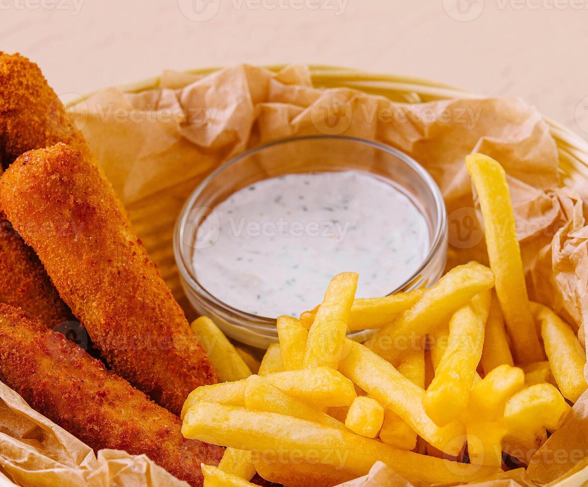 gebraten Hähnchen Nuggets mit Französisch Fritten foto