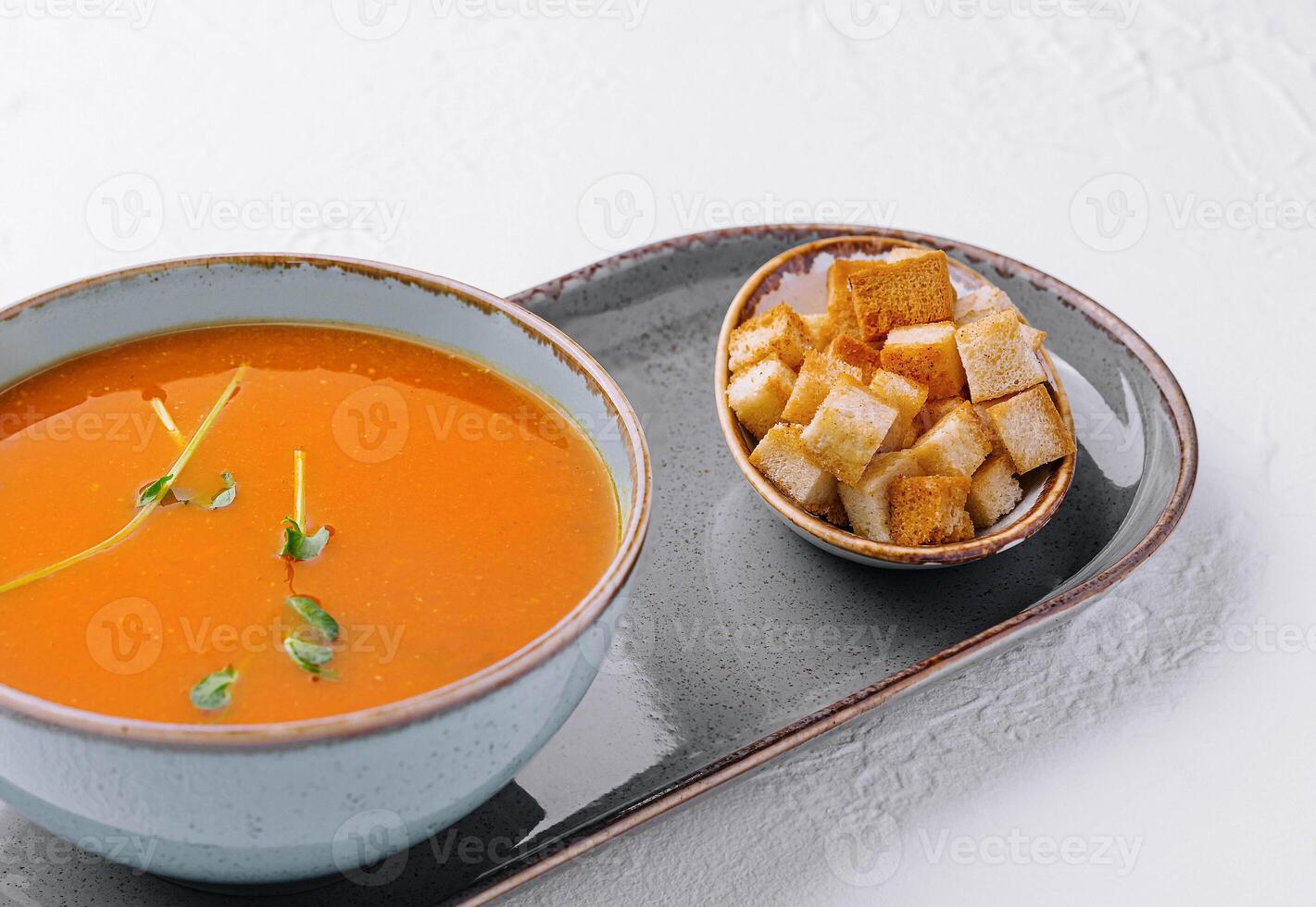 Teller von Kürbis Sahne Suppe mit Croutons foto