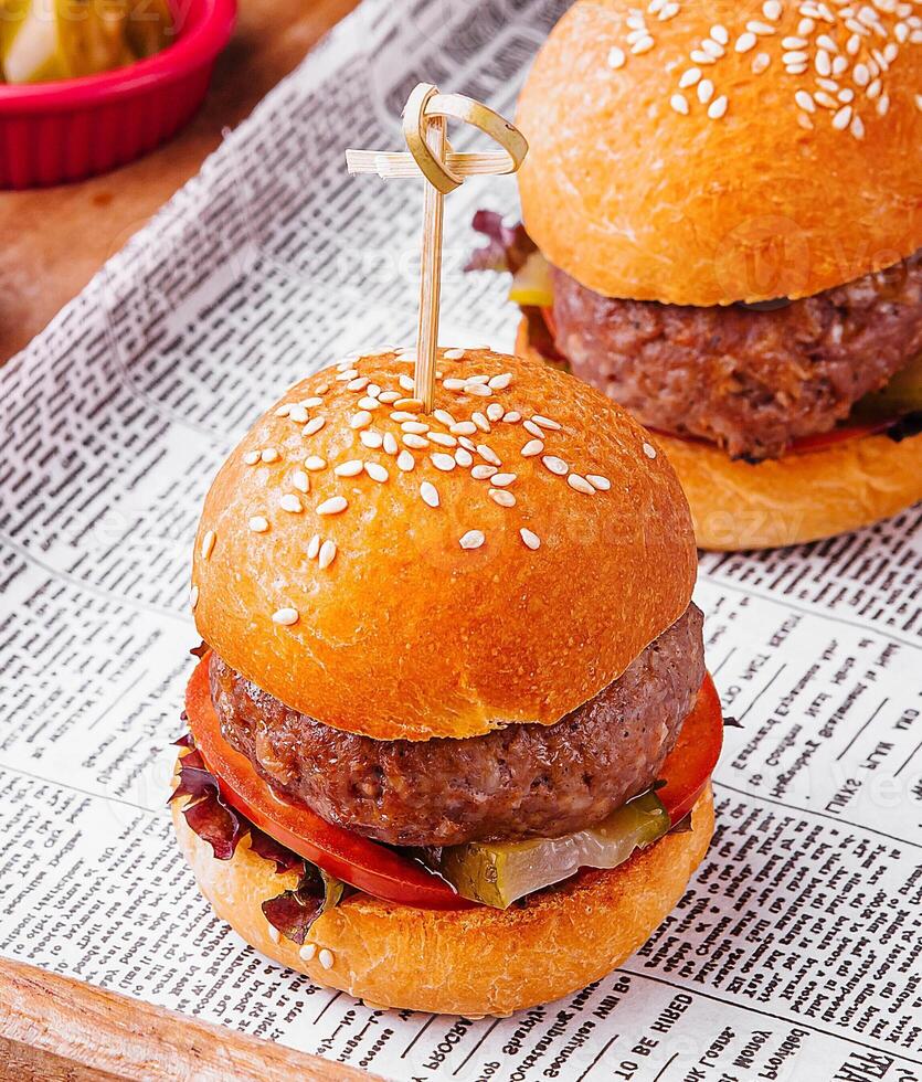 Mini Burger mit Fritten auf hölzern Tablett foto