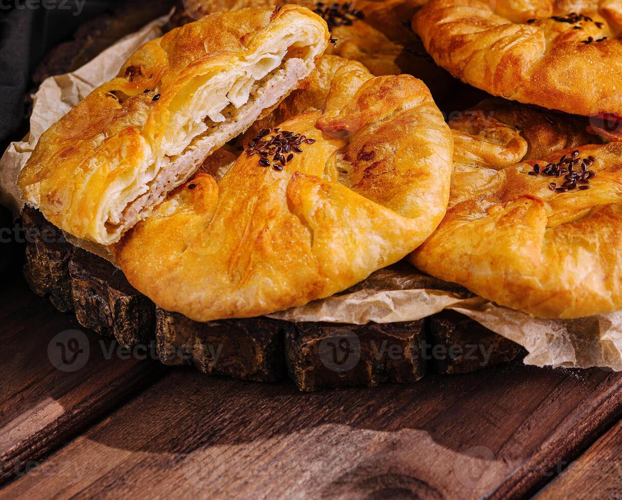 Kochen traditionell Kuchen mit gehackt Fleisch schließen oben foto