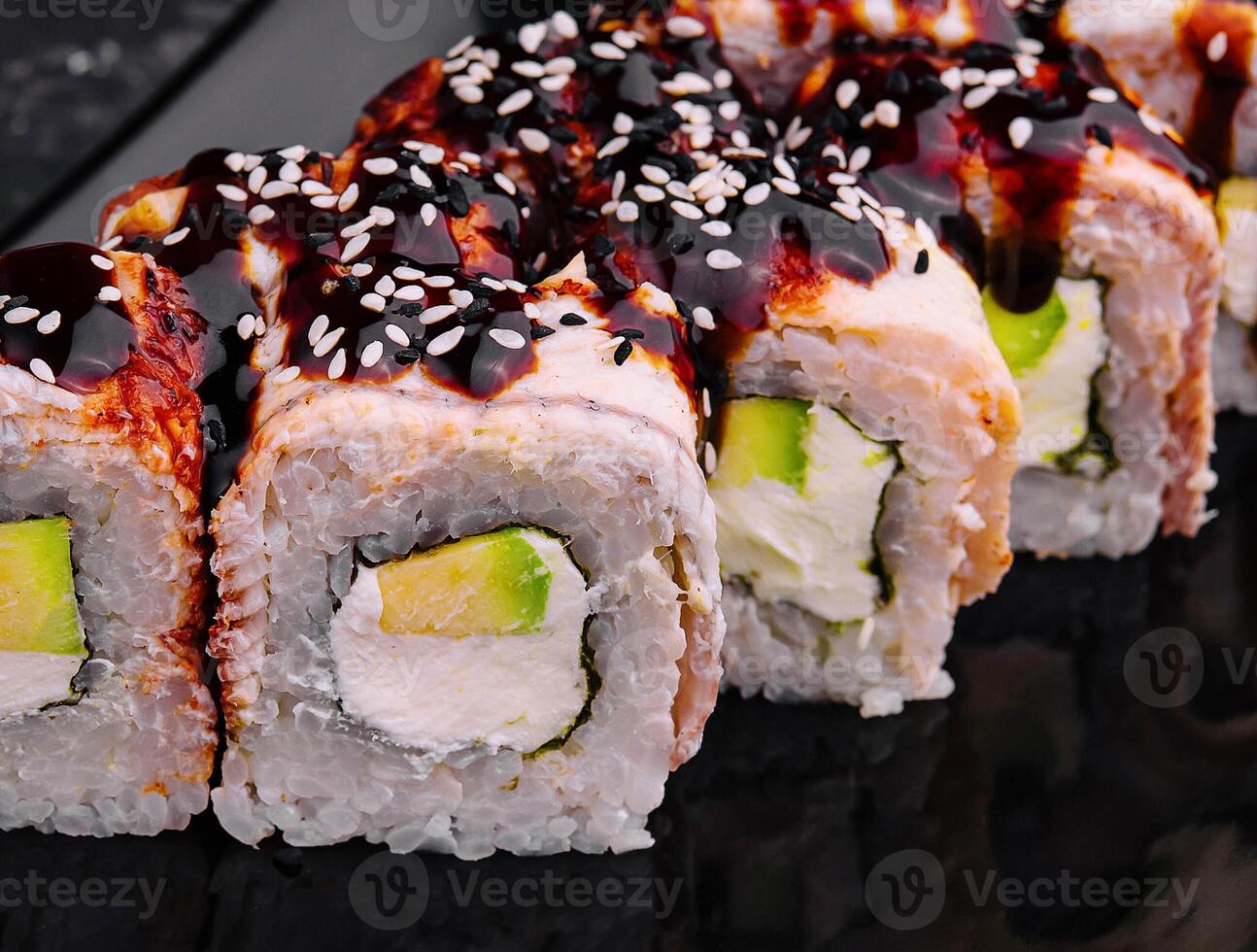 Kanada Sushi Rollen mit Avocado Innerhalb und Teriyaki Soße foto