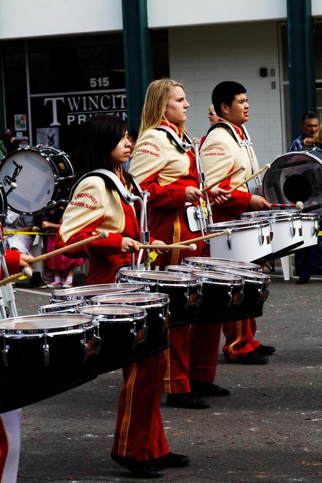 Marysville, ca, 2011 - - Teen Mädchen und Junge Schlagzeuger im marschieren Band klein Stadt, Dorf Parade foto