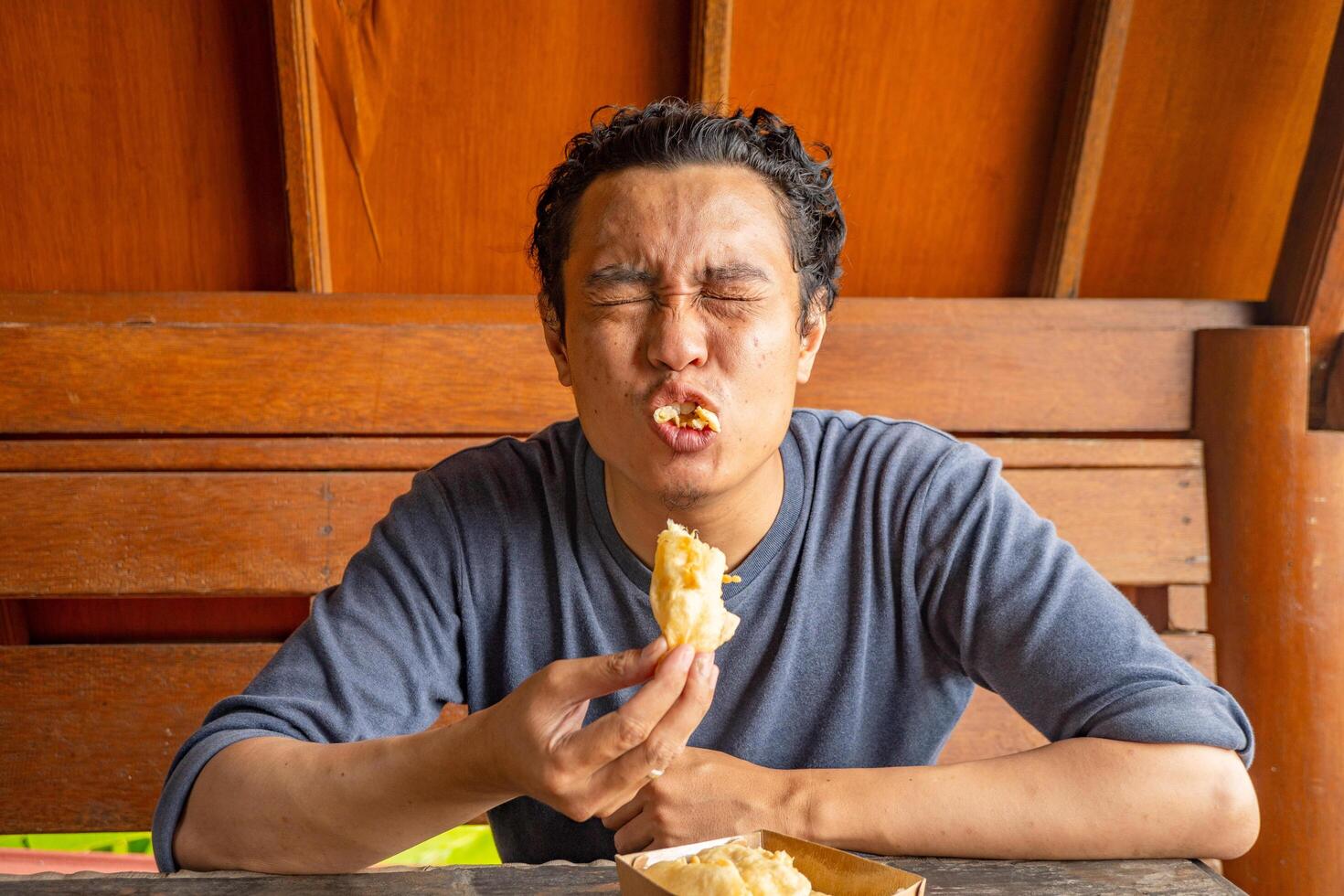 Mann Ausdruck glücklich Lächeln überrascht wann Essen das Banane Fritten das Foto ist geeignet zu verwenden zum gesund Pflege, Mann Ausdruck Werbung und Täglich Aktivität Inhalt Medien.