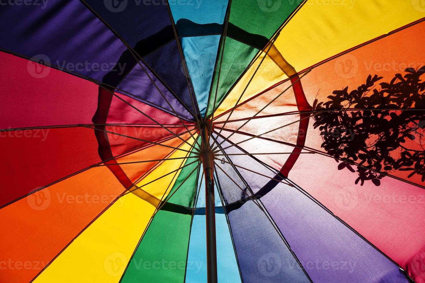 Sonnenlicht leuchtenden durch mehrfarbig Terrasse Regenschirm foto