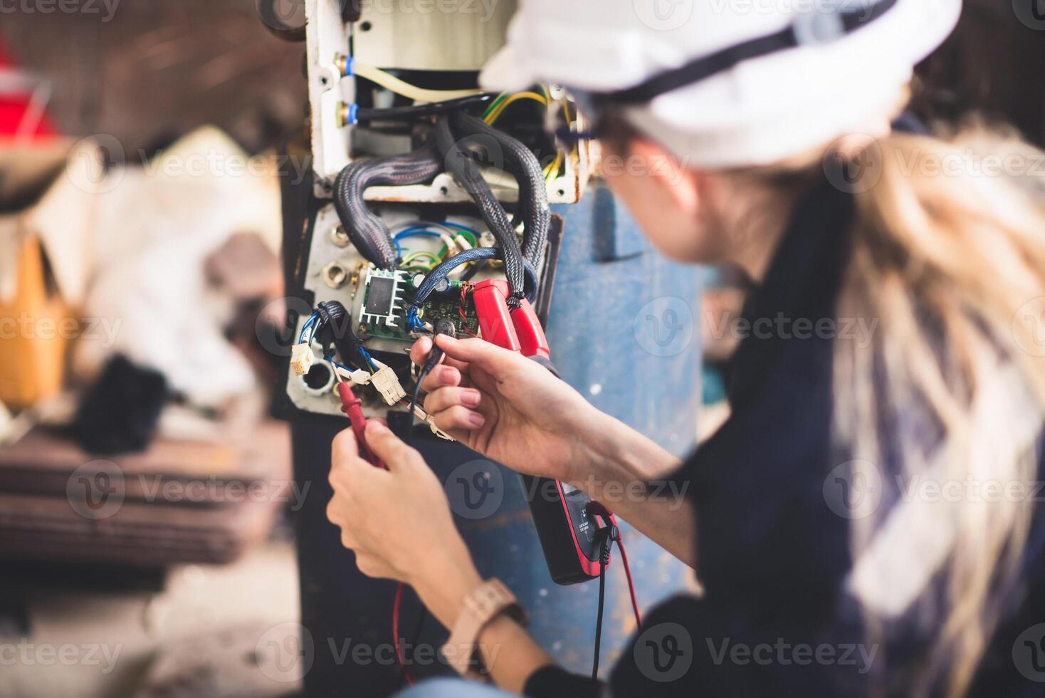 Elektrotechniker überprüft Stromverteilerschrank im Kontrollraum für die industrielle Produktion. foto