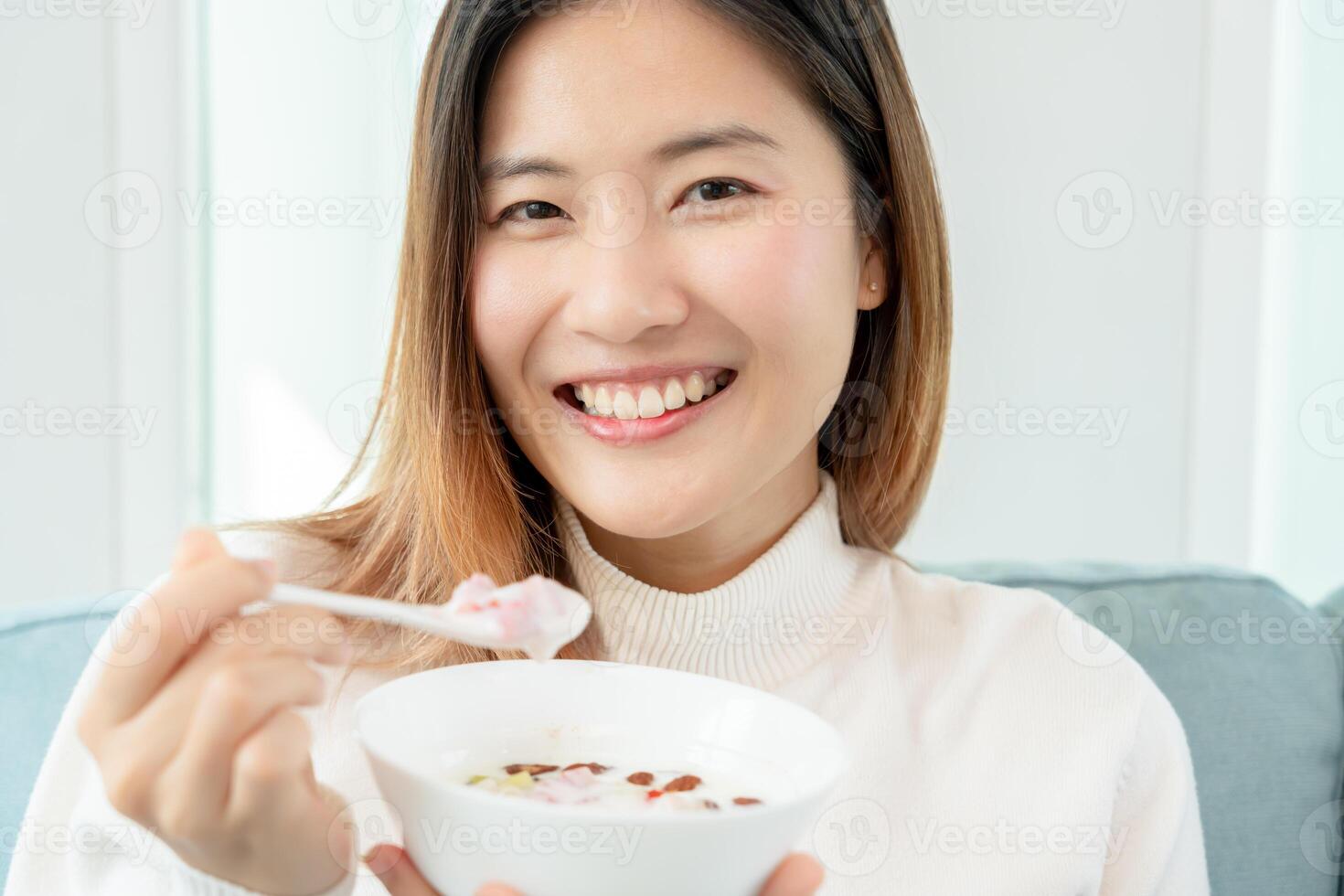 gesund Lebensmittel. schön weiblich Mädchen genießen Essen Joghurt, Granola, frisch Früchte auf Frühstück Gesundheit im Haus. glücklich jung Frau Lächeln auf Morgen gut Emotion. Diät, Entgiftung, Diät, sauber essen, Vegetarier foto