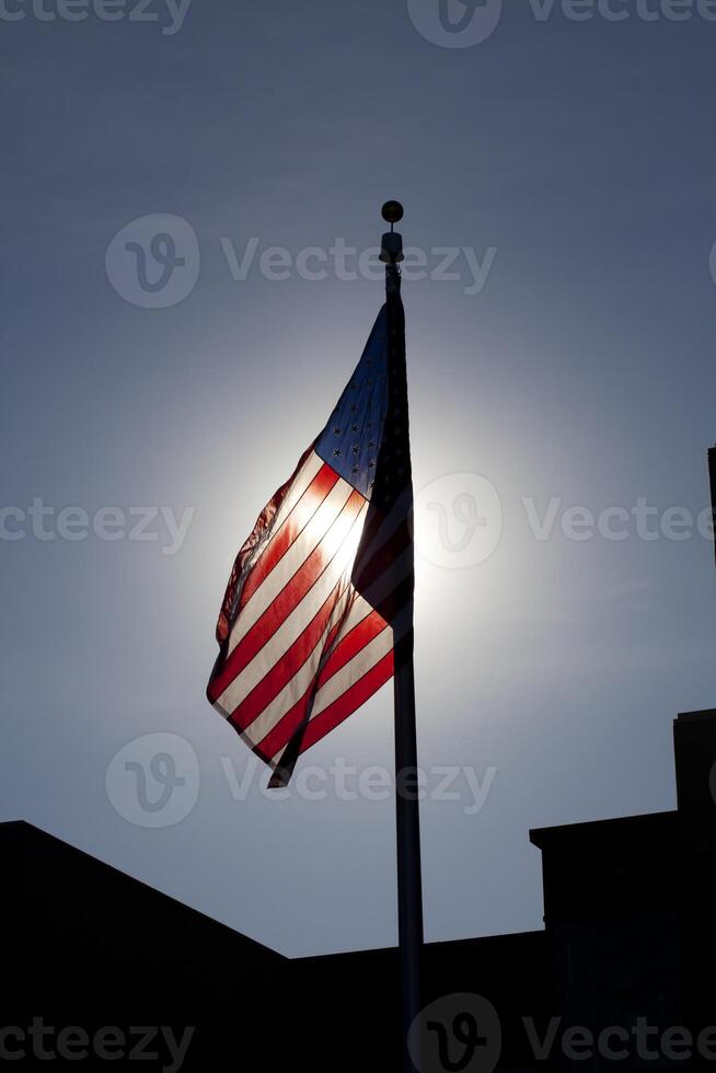 uns Flagge von hinten beleuchtet mit Sonne leuchtenden durch foto