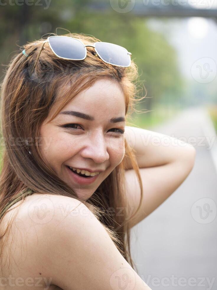 Frau weiblich Dame Person Menschen Mensch aussehen beim Kamera glücklich Lächeln Sonnenbrille Mode Modell- jung Erwachsene Porträt Modell- Lebensstil süß Glanz zuversichtlich Studio machen oben kosmetisch Geschäftsfrau gut Gefühl foto