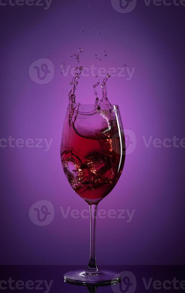 ein Glas von Wein mit ein Spritzen von Flüssigkeit foto