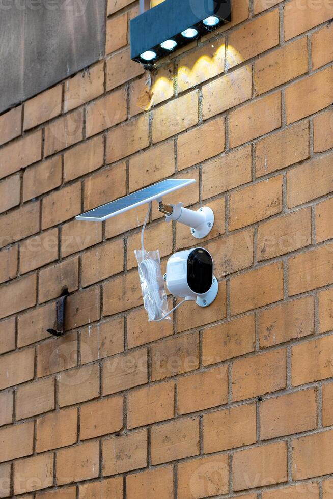 Backstein Mauer mit ein Kamera auf es foto