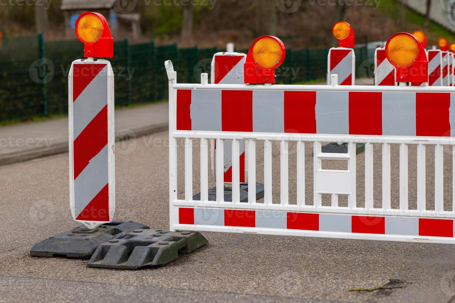 Warnung Barriere auf ein Straße im Vorderseite von ein Konstruktion Seite? ˅ foto