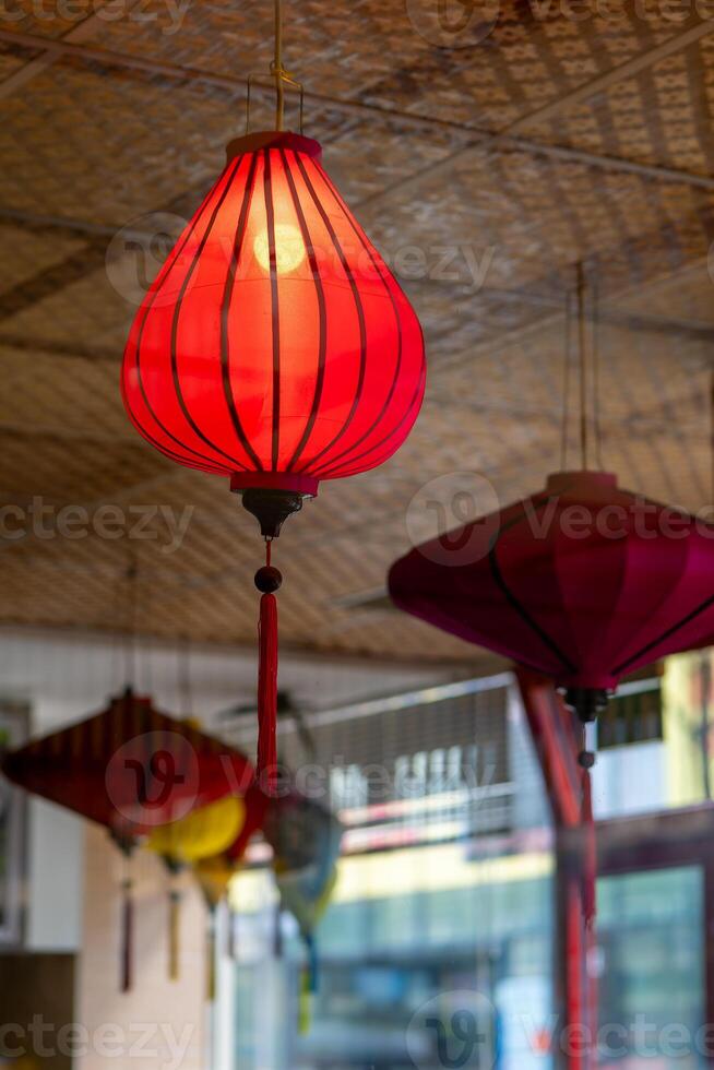 ein Chinesisch Laterne im ein Geschäft Fenster foto