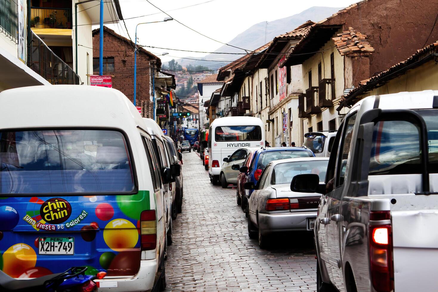 cusco, Peru, 2015 - - gestoppt der Verkehr auf eng Straße Süd Amerika foto