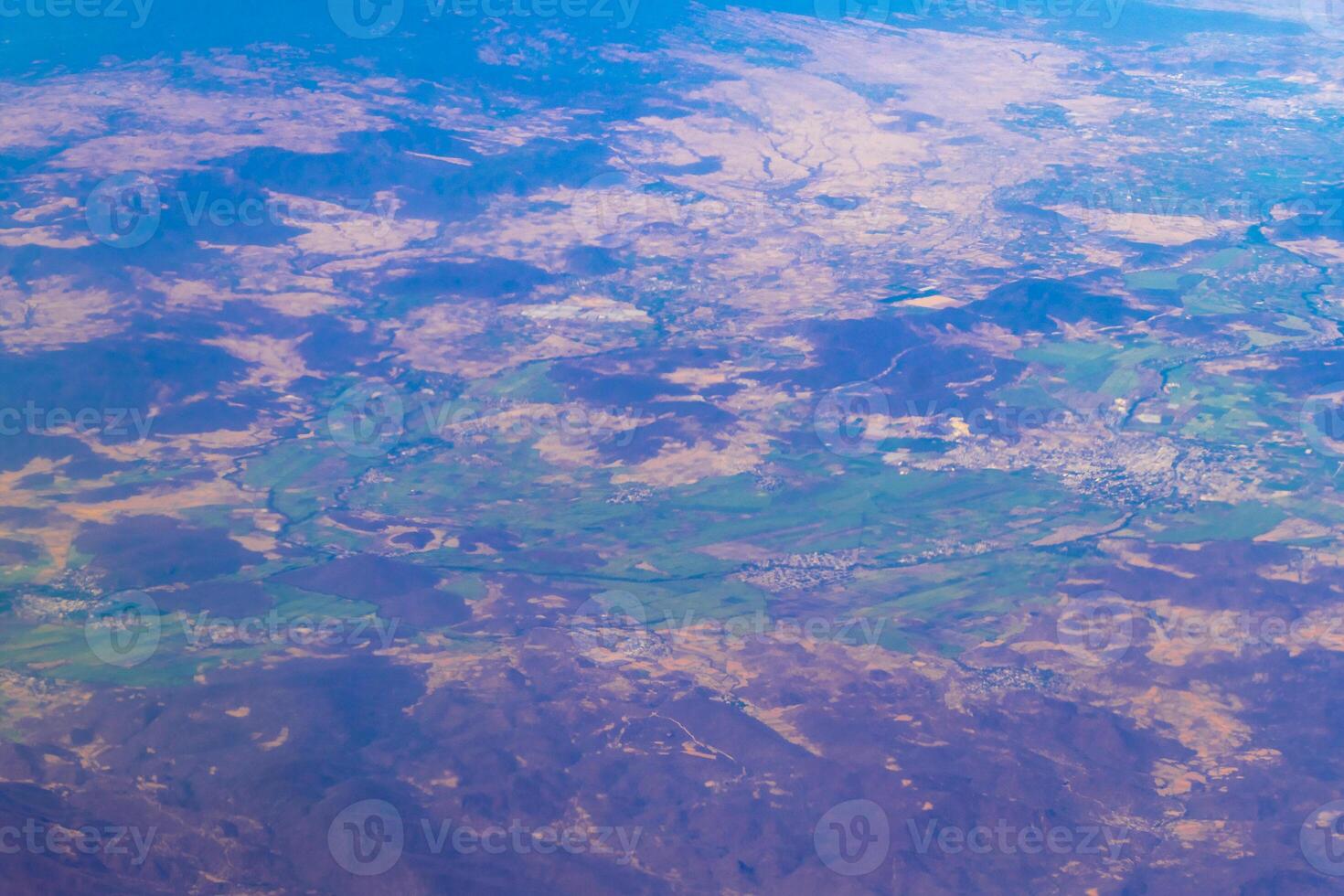 fliegend Flugzeug Über Mexiko Wolken Himmel Vulkane Berge Stadt Wüste. foto