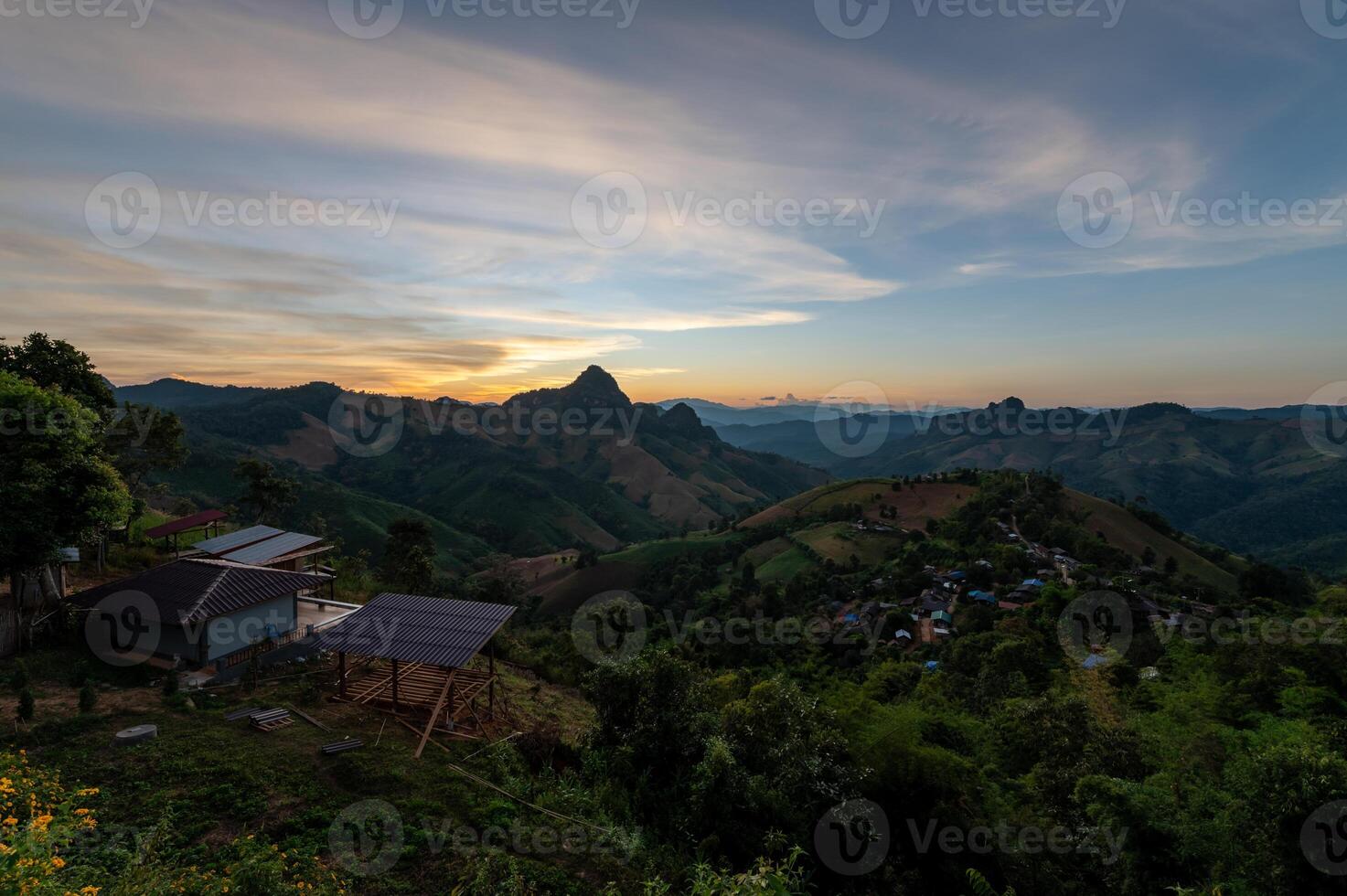 klein Dorf auf Berge nach Sonnenuntergang beim ki ko kor Standpunkt, mae Hong Sohn, Thailand foto